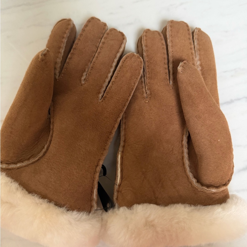 UGG Women’s Tan Leather Shearling Gloves NWT - Picture 3 of 3